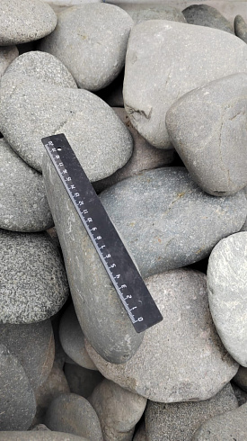 Kamenclub.ru: Галька речная плоская (темно-серая) фр. 70-150 мм. купить  в Самаре галечник природный темно-серый серый синий речная плоская природная окатанная  9000 руб/т   фото КАМЕНЬ КЛУБ