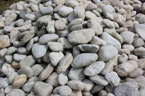 Kamenclub.ru: Бело-серый валунчик фр.100-300 мм.  купить в Самаре крупный камень для ландшафта серый, белый бело-серый валун крупная галька 4500 руб/т   фото КАМЕНЬ КЛУБ