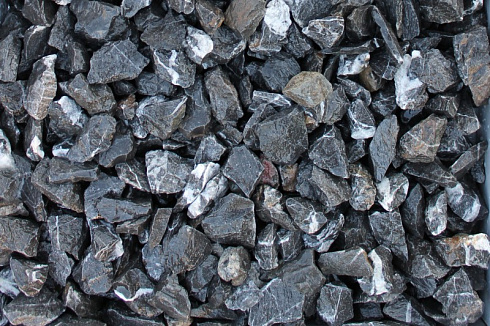 Kamenclub.ru: Щебень крошка черный (мрамор) фр. 40-70 мм.  купить в Самаре мрамор черный с белыми прожилками, черный, белый декоративный щебень 11000 руб/т   фото КАМЕНЬ КЛУБ