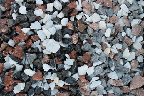 Kamenclub.ru: Мраморная крошка (щебень крошка микс : белый-черный-розовый) фр. 20-40 мм.  купить в Самаре мрамор белый, черный, розовый декоративная ландшафтная крошка 12000 руб/т   фото КАМЕНЬ КЛУБ