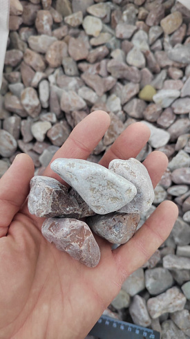 Kamenclub.ru: Мраморная крошка (щебень галтованный розовый) фр.20-40 мм.  купить в Самаре мрамор розовый, красный оголтованный округлый щебень  15000 руб/т   фото КАМЕНЬ КЛУБ