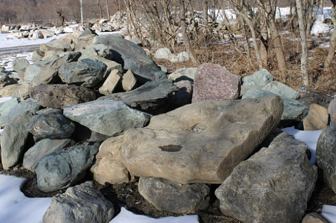 Kamenclub.ru: Гранит скальник (серо-зеленый) фр. 500-1500 мм.  купить в Самаре гранит мрамор  серый зеленый темно-серый глыба скальная колотая ландшафтная 7 500 руб/т   фото КАМЕНЬ КЛУБ