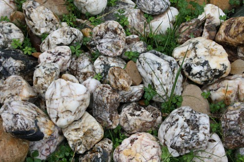 Kamenclub.ru: Кварцевый валунчик фр.100-300 мм.  купить в Самаре кварц белый, бежевый молочный рыжий крупный природный камень галечник 7850 руб/т   фото КАМЕНЬ КЛУБ