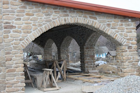 Kamenclub.ru: Песчаник для строительства и кладки блочный (фр 100-200 мм)  купить в Самаре песчаник бежевый серый рыжий валун мелкий для строительства песчаник 6500 руб/т   фото КАМЕНЬ КЛУБ