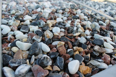 Kamenclub.ru: Мраморная крошка (щебень галтованный микс:белый-черный-розовый-медовый) фр.10-20 мм.  купить в Самаре мрамор белый, медовый, черный, розовый мраморный декоративный ландшафтный окатанный округлый галтованный щебень 15500 руб/т   фото КАМЕНЬ КЛУБ