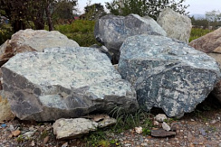 Kamenclub.ru: Змеевик скальник фр. 500-1500 мм.  купить в Самаре змеевик зеленый серый черный глыба скальная колотая 7500 руб/т   фото КАМЕНЬ КЛУБ