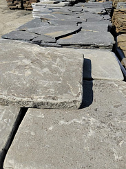 Kamenclub.ru: Песчаник пластушка светло-серый (2,0 см)  купить в Самаре плитняк- ластушка светло-серый, серый рваный ландшафтный плитняк колотый 13800 руб/м3   фото КАМЕНЬ КЛУБ