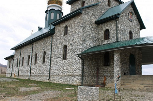 Kamenclub.ru: Галька речная плоская (бело-серая) фр. 100-200-300 мм. купить  в Самаре галька речная плоская серый, белый, бело-серый, серо-белый речная галька плоская  9000 руб/т   фото КАМЕНЬ КЛУБ