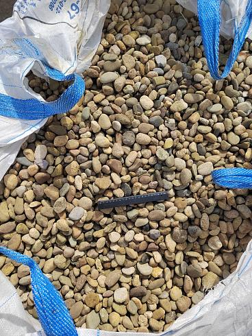 Kamenclub.ru: Галька речная окат рыжая фр. 20-40 мм. купить  в Самаре галька речная окатанная рыжая желтая серая округлая речная галька 5000 руб/т   фото КАМЕНЬ КЛУБ