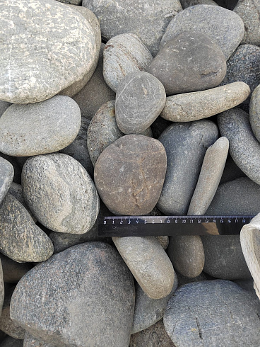 Kamenclub.ru: Галька речная плоская (ассорти) фр. 70-150 мм. купить  в Самаре галька галечник серый белый темно-серый синий светло-серый плоская природная галька  9000 руб/т   фото КАМЕНЬ КЛУБ