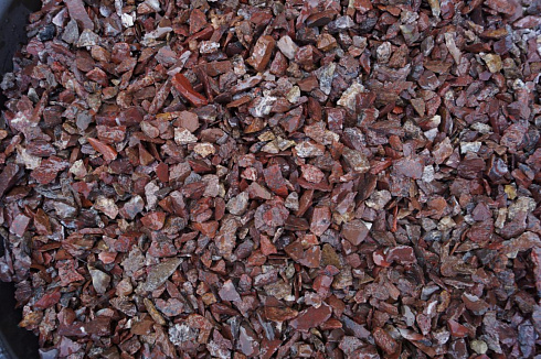 Kamenclub.ru: Щебень крошка красный (ЯШМА) фр. 5-10 мм.  купить в Самаре крошка каменная яшмы красный, бордовый, темно-красный декоративная крошка ландшафтная каменная яшмоидная 8500 руб/т   фото КАМЕНЬ КЛУБ