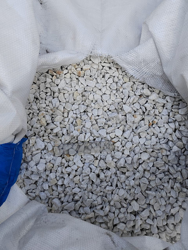 Kamenclub.ru: Мраморная крошка, щебень, цвет-белый, фр. 10-20 мм.  купить в Самаре мрамор белый, молочный айвори каменная ландшафтная декоративная крошка шебня 12000 руб/т   фото КАМЕНЬ КЛУБ