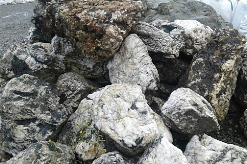 Kamenclub.ru: Черный гранит - кварцит фр. 500-1000 мм.  купить в Самаре гранит кварцит черный серый белый скальный колотый валун 9750 руб/т   фото КАМЕНЬ КЛУБ