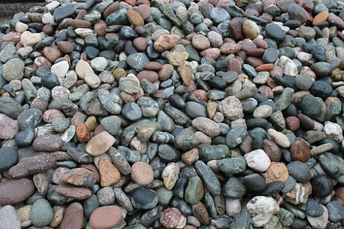 Kamenclub.ru: Галька окат (цветная картошка) фр. 50-100 мм. купить  в Самаре галька природная окатанная серый белый цветной синий темно-серый коричневый округлый галечник окатанный 6800 руб/т   фото КАМЕНЬ КЛУБ