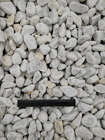 Kamenclub.ru: Мраморная крошка (щебень галтованный белый) фр.40-70 мм.  купить в Самаре мрамор белый молочный айвори окатанный округлый природный камень 17000 руб/т   фото КАМЕНЬ КЛУБ