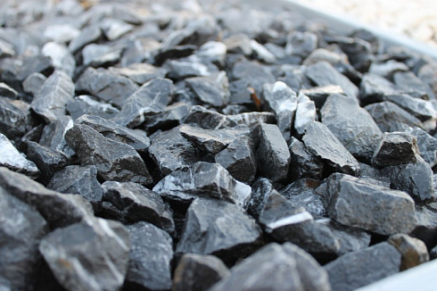 Kamenclub.ru: Щебень крошка черный (мрамор) фр. 10-20 мм.  купить в Самаре мрамор черный с белыми прожилками, черный, белый каменная ландшафтная декоративная крошка щебня 11000 руб/т   фото КАМЕНЬ КЛУБ