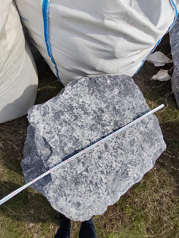 Kamenclub.ru: Черный мрамор скальник фр. 1000-1500 мм.  купить в Самаре мрамор черный белый серый крупный колотый валун ландшафтный 9000 руб/т   фото КАМЕНЬ КЛУБ