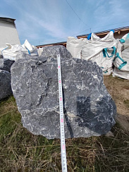 Kamenclub.ru: Черный мрамор скальник фр. 1000-1500 мм.  купить в Самаре мрамор черный белый серый крупный колотый валун ландшафтный 9000 руб/т   фото КАМЕНЬ КЛУБ