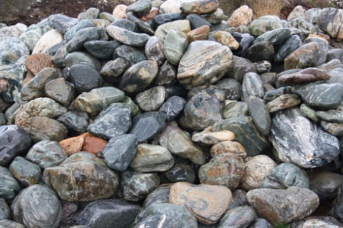 Kamenclub.ru: Ландшафтные валунчики фр.100-500 мм.  купить в Самаре крупный природный камень серый, темно-серый, светло-серый речной валун крупный 4800 руб/т   фото КАМЕНЬ КЛУБ