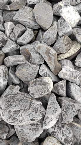 Kamenclub.ru: Щебень галтованный черный (мрамор) фр.40-70 мм.  купить в Самаре мрамор черный с белыми прожилками, черный, белый щебень галтованный округлый 13500 руб/т   фото КАМЕНЬ КЛУБ