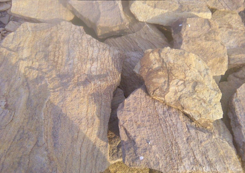 Kamenclub.ru: Песчаник пластушка "фонтанка" желтая (3,0 - 5,0 см)  купить в Самаре песчаник желтая, рыжий, желтый песчаник колотый рваный со сколом облицовочный 16200 руб/м3   фото КАМЕНЬ КЛУБ