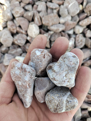 Kamenclub.ru: Мраморная крошка (щебень галтованный розовый) фр.20-40 мм.  купить в Самаре мрамор розовый, красный оголтованный округлый щебень  15000 руб/т   фото КАМЕНЬ КЛУБ