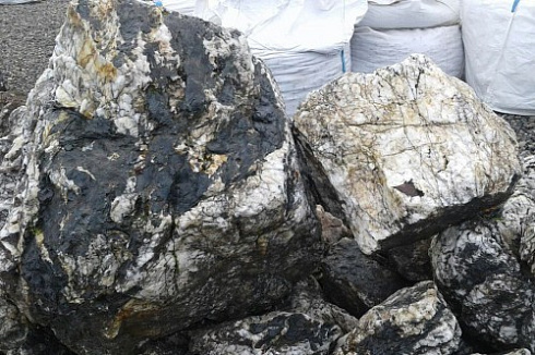 Kamenclub.ru: Черный гранит - кварцит фр. 500-1000 мм.  купить в Самаре гранит кварцит черный серый белый скальный колотый валун 9750 руб/т   фото КАМЕНЬ КЛУБ