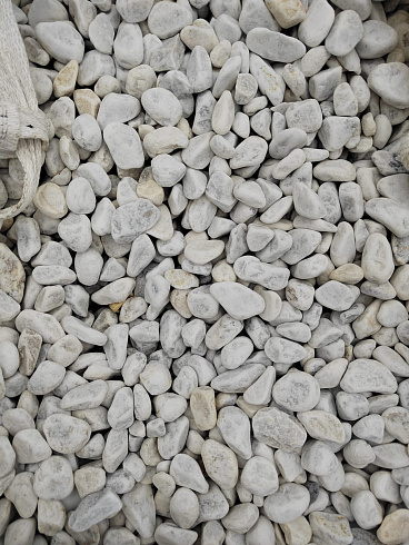 Kamenclub.ru: Мраморная крошка (щебень галтованный белый) фр.40-70 мм.  купить в Самаре мрамор белый молочный айвори окатанный округлый природный камень 17000 руб/т   фото КАМЕНЬ КЛУБ