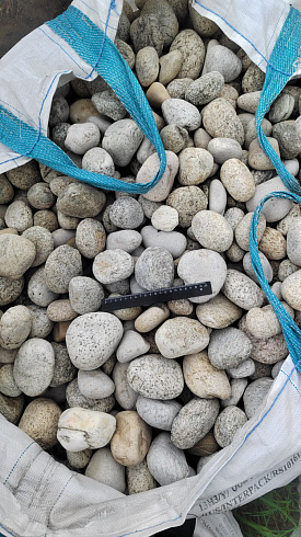 Kamenclub.ru: Галька речная окат (серо-белая) фр. 70-120 мм купить  в Самаре галька галечник бело-серая, серо-белая, серая, белая речная природная галька  8000 руб/т   фото КАМЕНЬ КЛУБ