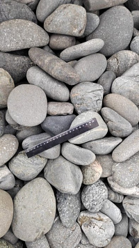 Kamenclub.ru: Галька речная окат (темно-серая) фр. 70-150 мм. купить  в Самаре галька речная темно-серая, синяя, серая речная галька округлая  8000 руб/т   фото КАМЕНЬ КЛУБ