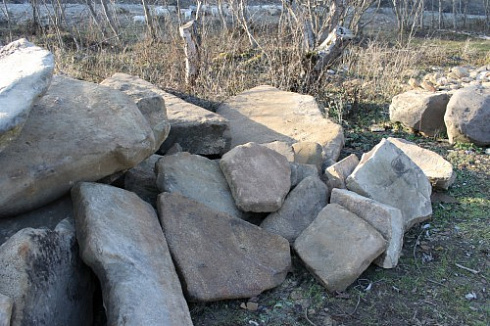 Kamenclub.ru: Песчаник плиты - плахи - пошаговые дорожки (фр. 70-150 мм)  купить в Самаре песчаник серый бежевый желтый зеленый колотый песчаник строительный 6500 руб/т   фото КАМЕНЬ КЛУБ