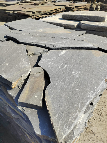 Kamenclub.ru: Песчаник пластушка светло-серый (3,0 см)  купить в Самаре песчаник светло-серый, серый песчаник рваный ландшафтный колотый 13800 руб/м3   фото КАМЕНЬ КЛУБ