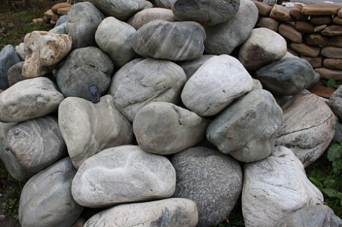 Kamenclub.ru: Речной валун Кабанчик фр.300-500 мм.  купить в Самаре крупный природный камень галька серый, темно-серый речной валун галечник масштабный 7000 руб/т   фото КАМЕНЬ КЛУБ