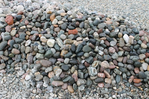Kamenclub.ru: Галька окат (цветная картошка) фр. 50-100 мм. купить  в Самаре галька природная окатанная серый белый цветной синий темно-серый коричневый округлый галечник окатанный 6800 руб/т   фото КАМЕНЬ КЛУБ