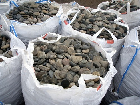 Kamenclub.ru: Галька речная плоская (ассорти) фр. 70-150 мм. купить  в Самаре галька галечник серый белый темно-серый синий светло-серый плоская природная галька  9000 руб/т   фото КАМЕНЬ КЛУБ