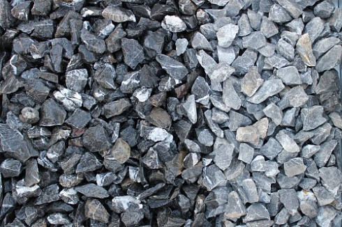 Kamenclub.ru: Щебень крошка черный (мрамор) фр. 20-40 мм.  купить в Самаре мрамор черный с белыми прожилками мраморная каменная крошка 11000 руб/т   фото КАМЕНЬ КЛУБ