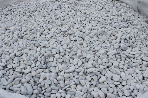 Kamenclub.ru: Мраморная крошка (щебень галтованный белый) фр.10-20 мм.  купить в Самаре мрамор белый, молочный, айвори окатанный округлый декоративный ландшафтный щебень 17000 руб/т   фото КАМЕНЬ КЛУБ