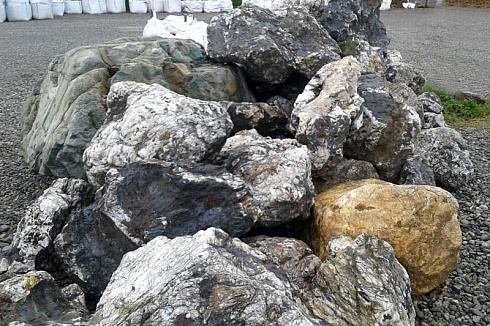 Kamenclub.ru: Черный гранит - кварцит фр. 100-500 мм.  купить в Самаре мрамор гранит черный с белыми прожилками, серый, белый валун скальный колотый 7000 руб/т   фото КАМЕНЬ КЛУБ