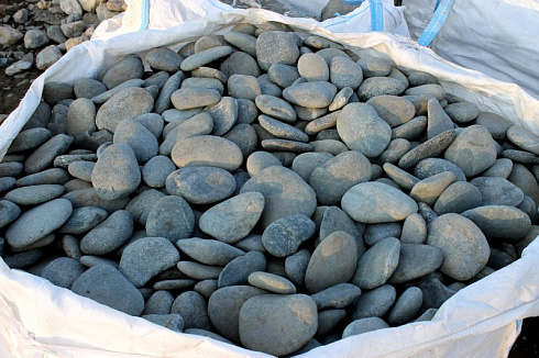Kamenclub.ru: Галька речная плоская (темно-серая) фр. 70-150 мм. купить  в Самаре галечник природный темно-серый серый синий речная плоская природная окатанная  9000 руб/т   фото КАМЕНЬ КЛУБ