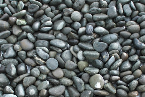 Kamenclub.ru: Галька речная окат (темно-серая) фр. 70-150 мм. купить  в Самаре галька речная темно-серая, синяя, серая речная галька округлая  8000 руб/т   фото КАМЕНЬ КЛУБ