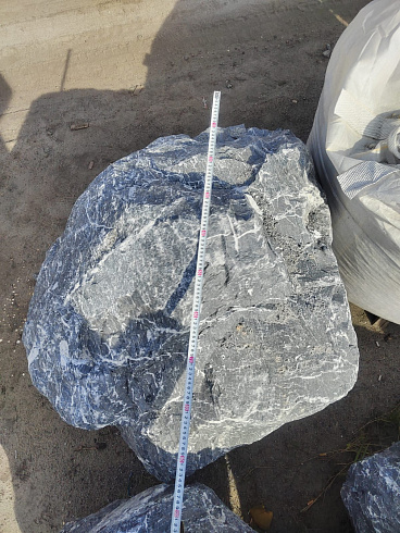 Kamenclub.ru: Черный мрамор скальник фр. 1000-1500 мм.  купить в Самаре мрамор черный белый серый крупный колотый валун ландшафтный 9000 руб/т   фото КАМЕНЬ КЛУБ