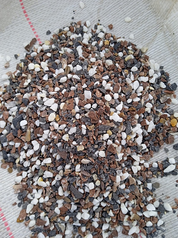Kamenclub.ru: Мраморная крошка (щебень галтованный микс:: белый-черный) фр.5-10 мм  купить в Самаре мрамор белый, черный, молочный, серый галтовка мраморная окатанная декоративная ландшафтная 15500 руб/т   фото КАМЕНЬ КЛУБ