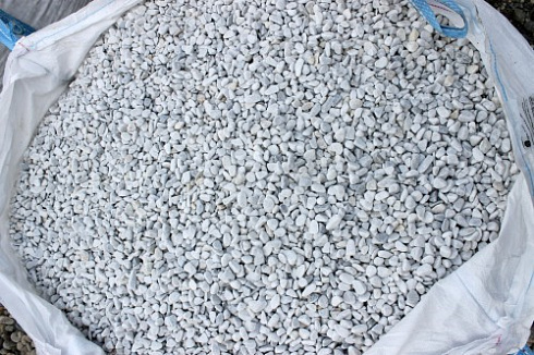 Kamenclub.ru: Мраморная крошка (щебень галтованный белый) фр.10-20 мм.  купить в Самаре мрамор белый, молочный, айвори окатанный округлый декоративный ландшафтный щебень 17000 руб/т   фото КАМЕНЬ КЛУБ