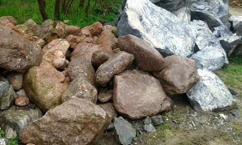 Kamenclub.ru: Конгломераты фр. 300-1000 мм.  купить в Самаре кварц мрамор диабаз коричневый, серый зеленоватый речной валун крупный 6500 руб/т   фото КАМЕНЬ КЛУБ