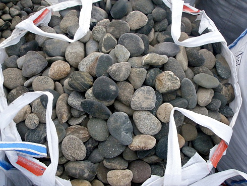 Kamenclub.ru: Галька речная плоская (ассорти) фр. 100-200-300 мм. купить  в Самаре галька плоская разноцветная серый белый темно-серый синий речная галька ландшафтная 8000 руб/т   фото КАМЕНЬ КЛУБ