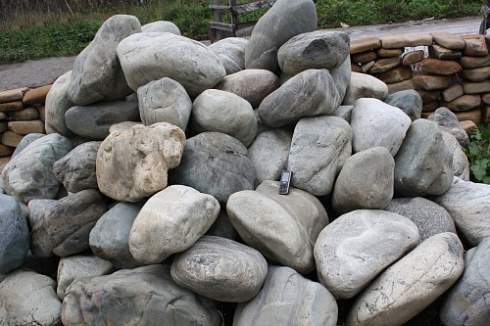 Kamenclub.ru: Речной валун Кабанчик фр.300-500 мм.  купить в Самаре крупный природный камень галька серый, темно-серый речной валун галечник масштабный 7000 руб/т   фото КАМЕНЬ КЛУБ