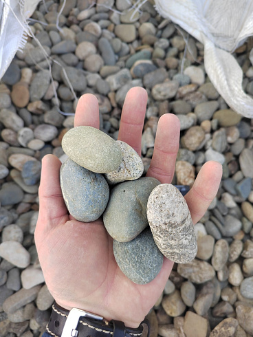 Kamenclub.ru: Галька речная окат (пестрая) фр. 20-40 мм. купить  в Самаре галька речная пестрая, серая, серые оттенки галька речная окатанная округлая 5000 руб/т   фото КАМЕНЬ КЛУБ