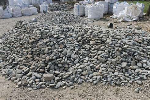 Kamenclub.ru: Галька речная плоская (ассорти) фр. 70-150 мм. купить  в Самаре галька галечник серый белый темно-серый синий светло-серый плоская природная галька  9000 руб/т   фото КАМЕНЬ КЛУБ
