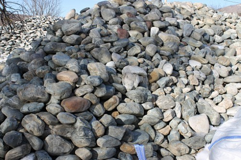 Kamenclub.ru: Ландшафтные валунчики фр.100-500 мм.  купить в Самаре крупный природный камень серый, темно-серый, светло-серый речной валун крупный 4800 руб/т   фото КАМЕНЬ КЛУБ