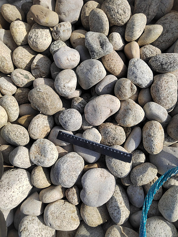 Kamenclub.ru: Галька речная окат (серо-белая) фр. 70-120 мм купить  в Самаре галька галечник бело-серая, серо-белая, серая, белая речная природная галька  8000 руб/т   фото КАМЕНЬ КЛУБ